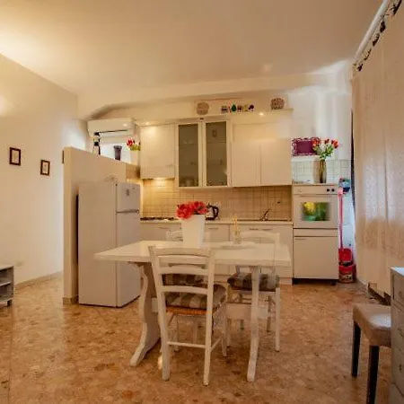 Sleeps 3 Apartment Olbia